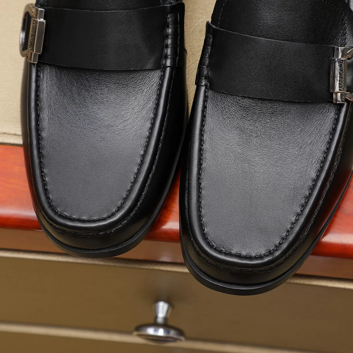 Men's shoes 💰460 🔥 Ferragamo new men's casual slip-on shoes 🇨🇳 Official website original 1:1 mold, original quality 💯 fine workmanship, high-end luxury ☘ The upper is made of imported Italian first-layer cowhide 🌴 Luxurious water dyeing 🐂 Leather lining 🍓 Rubber wear-resistant and non-slip outsole, breathable and comfortable to wear 🍍 The first choice for high-taste men, color optional! Code number 38-44 (45.46. Customized)